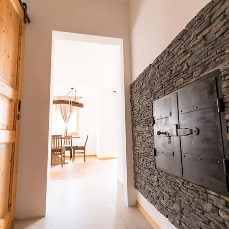 Larch House Apartment *