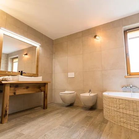 Larch House Apartament *