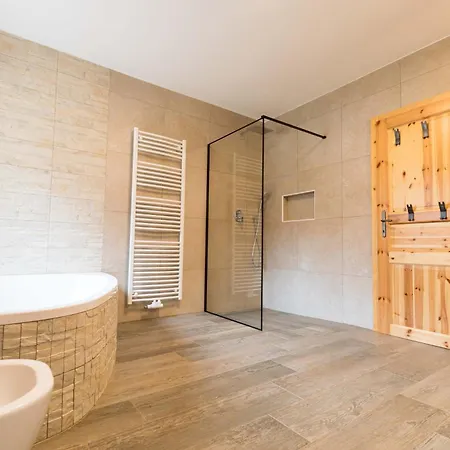 Larch House דירה